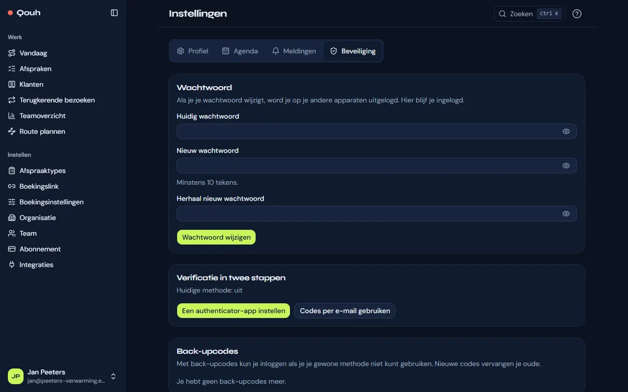 Instellingen → Beveiliging: verificatie in twee stappen, back-upcodes en het wachtwoord.