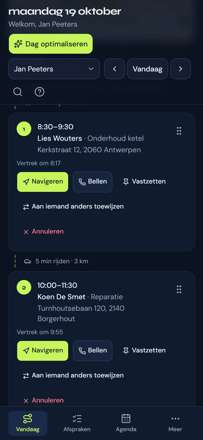 Vandaag op een telefoon: elke stop met de tijd, “Vertrek om” en de knoppen om te navigeren en te bellen.
